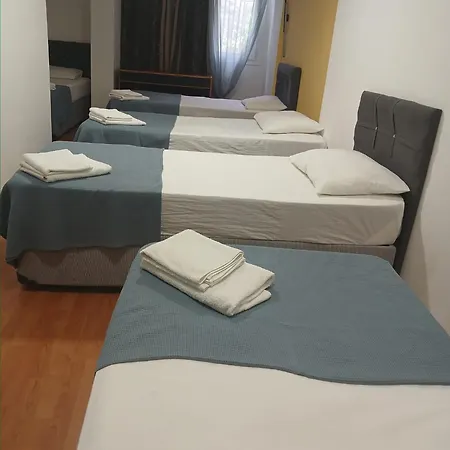 Pensión Ephesian & 3*